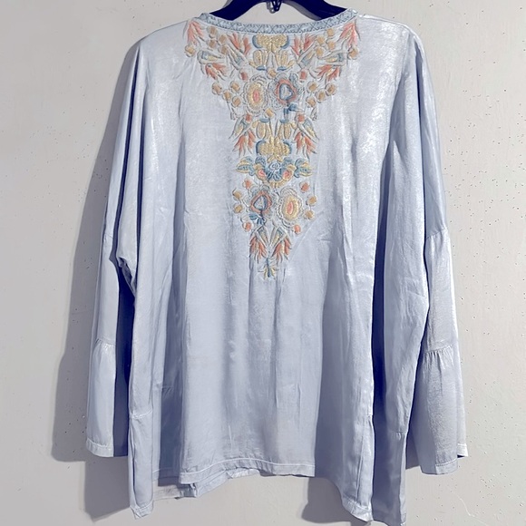 Johnny Was 2 piece blouse & cargo pants with 4 cargo pockets to the front. - Picture 7 of 13